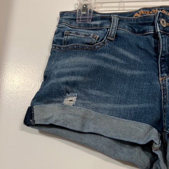 Arizona Jean Company distressed denim jean shorts for juniors. Sz 9 - Picture 2 of 7